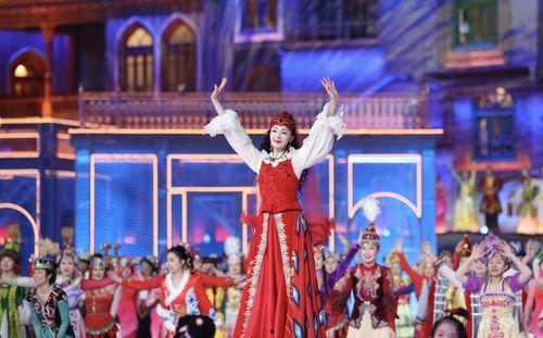 新疆人住宫殿娱乐吃瓜,一场别开生面的生活画卷